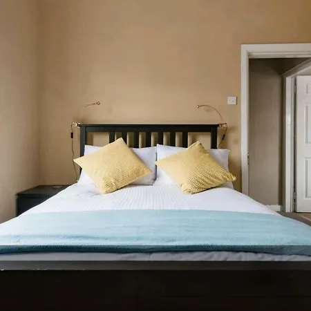 Central Victorian Townhouse Apartment